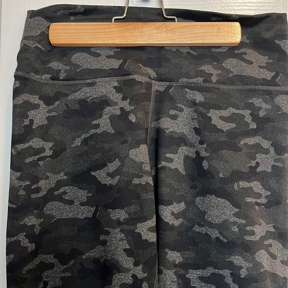 Fabletics Black and Gray Camo Fabric Mid-rise Hidden ID Pocket Size Medium